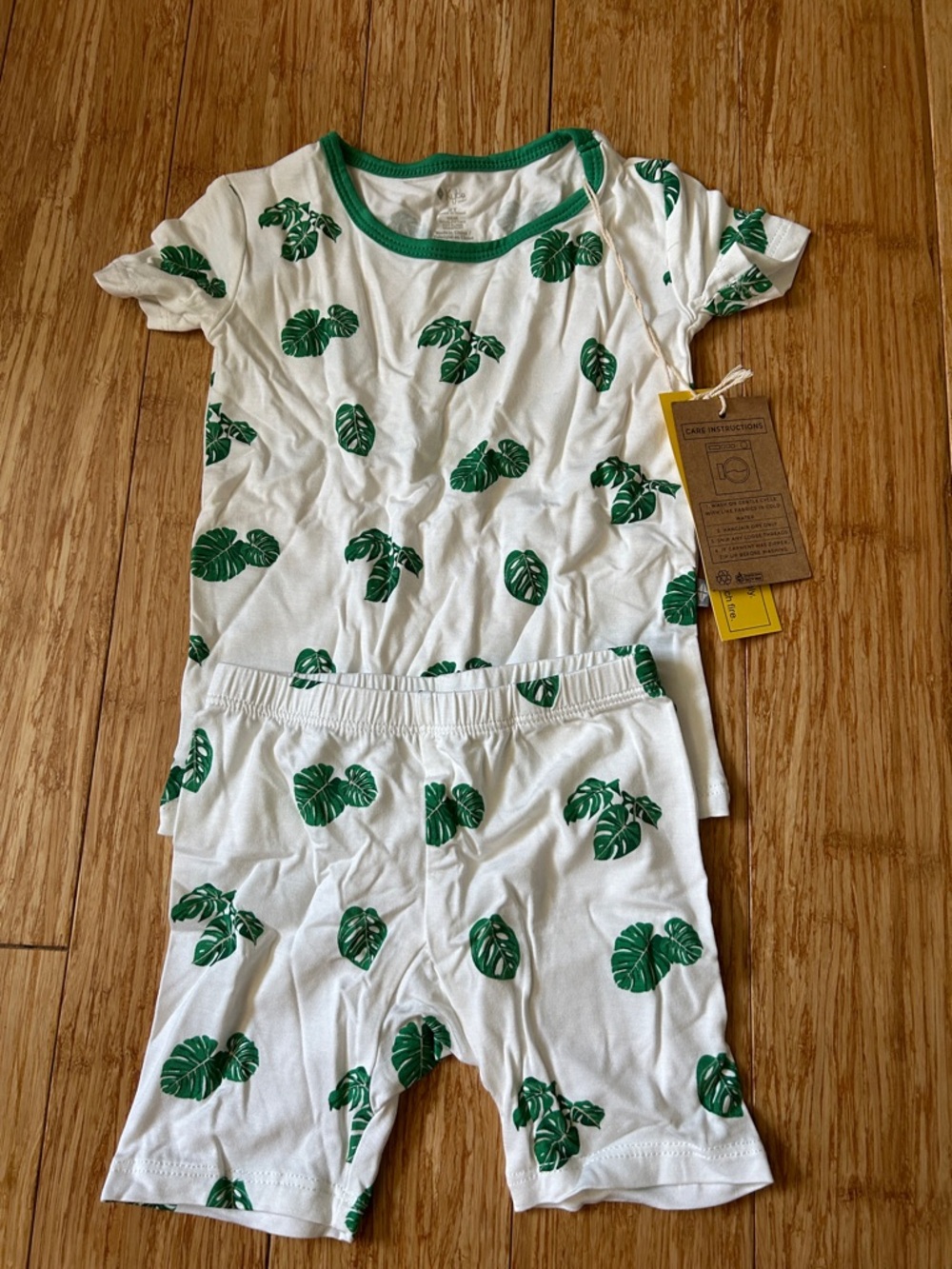 Kyte Baby short sleeve pajama set
Size 2
Monstera print